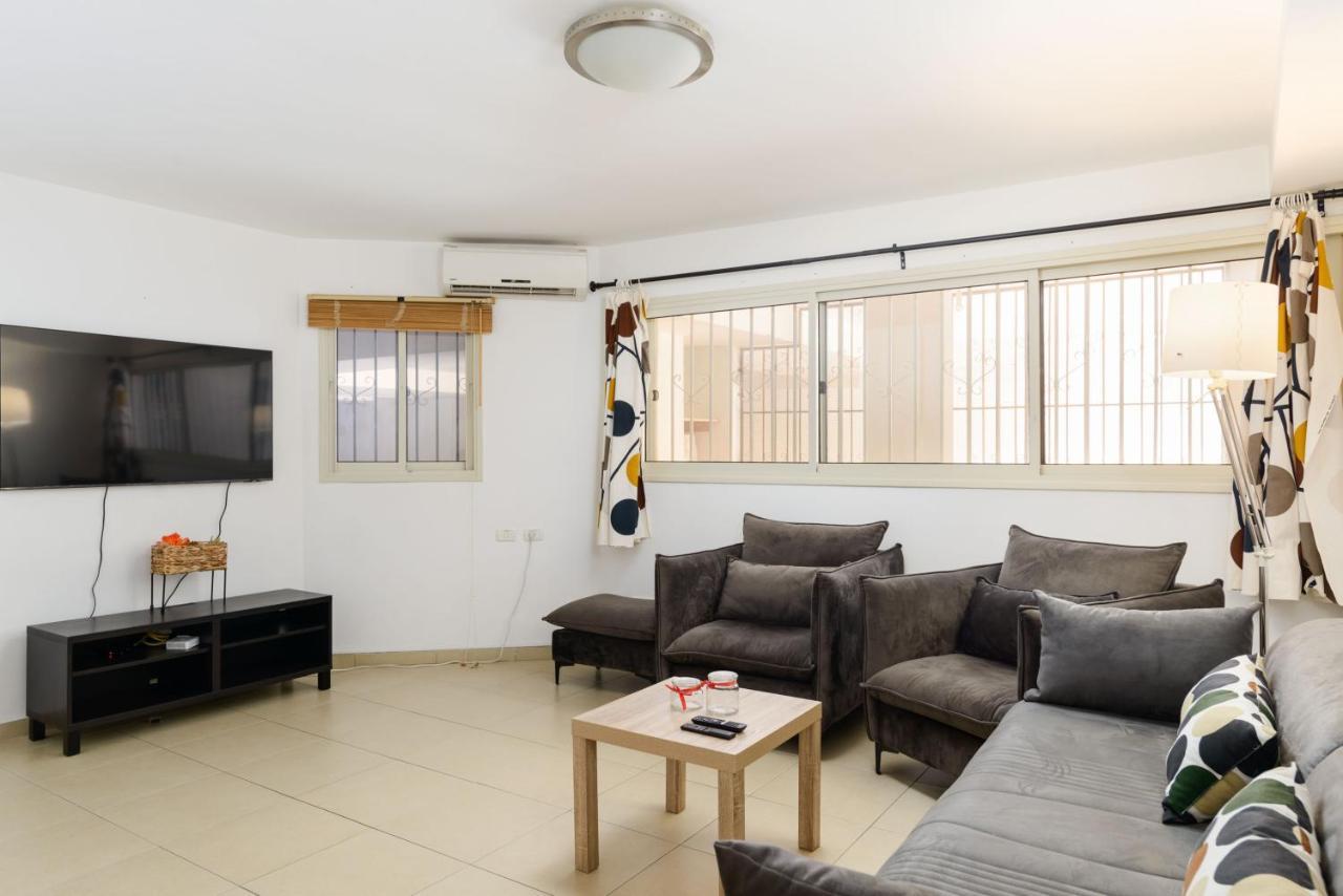 Lovely One Bedroom Few Steps From The Beach Netanya Bagian luar foto